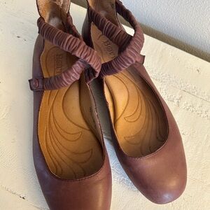 Born Women's Chocolate Brown Flats